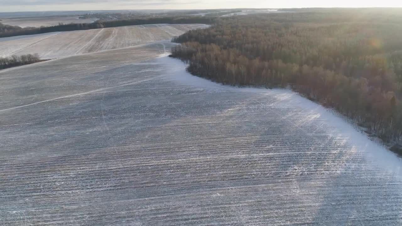 被雪覆盖的冬季乡村风景视频特效