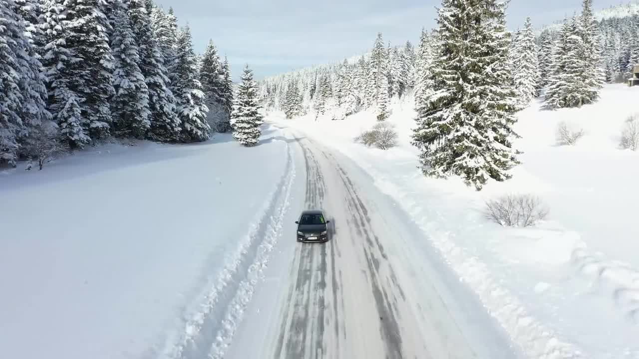 公路上行驶汽车降雪视频特效