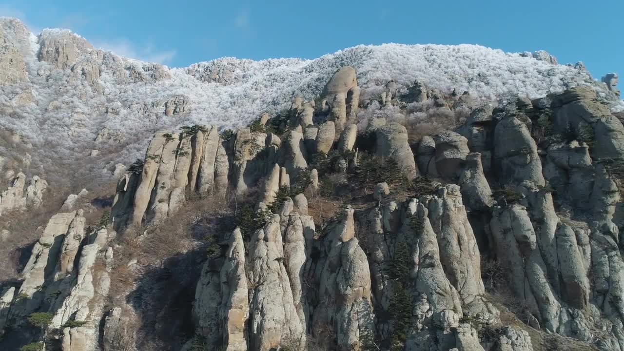 积雪覆盖的天然石柱视频特效