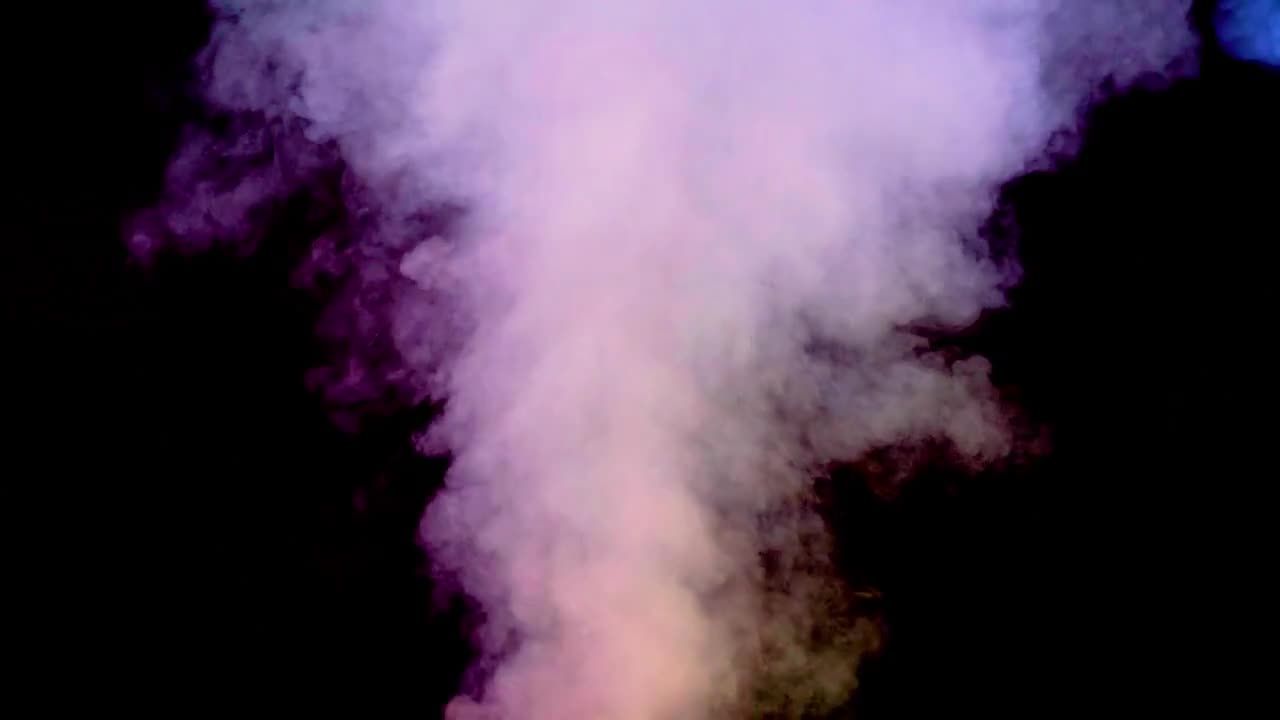 黑色背景下的浓烟云烟雾视频特效