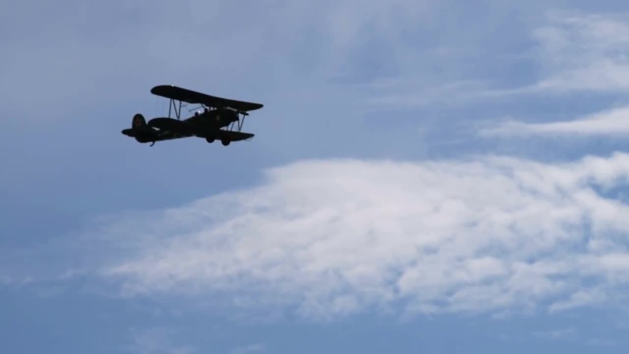双翼飞机航空飞行表演实拍视频
