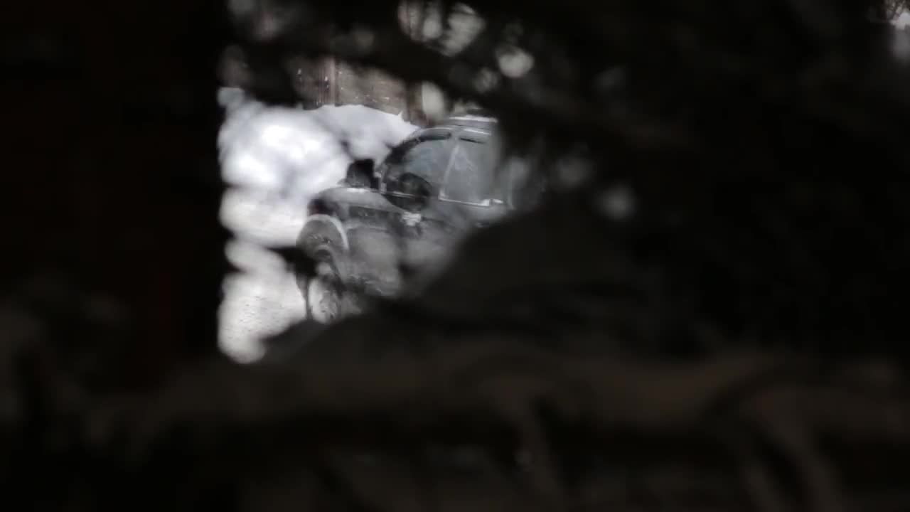 汽车行驶路上大雪降落视频特效