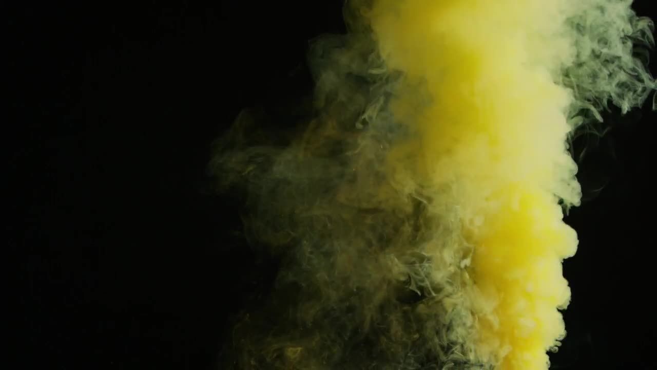 炸弹冒出的黄烟烟雾特效视频素材