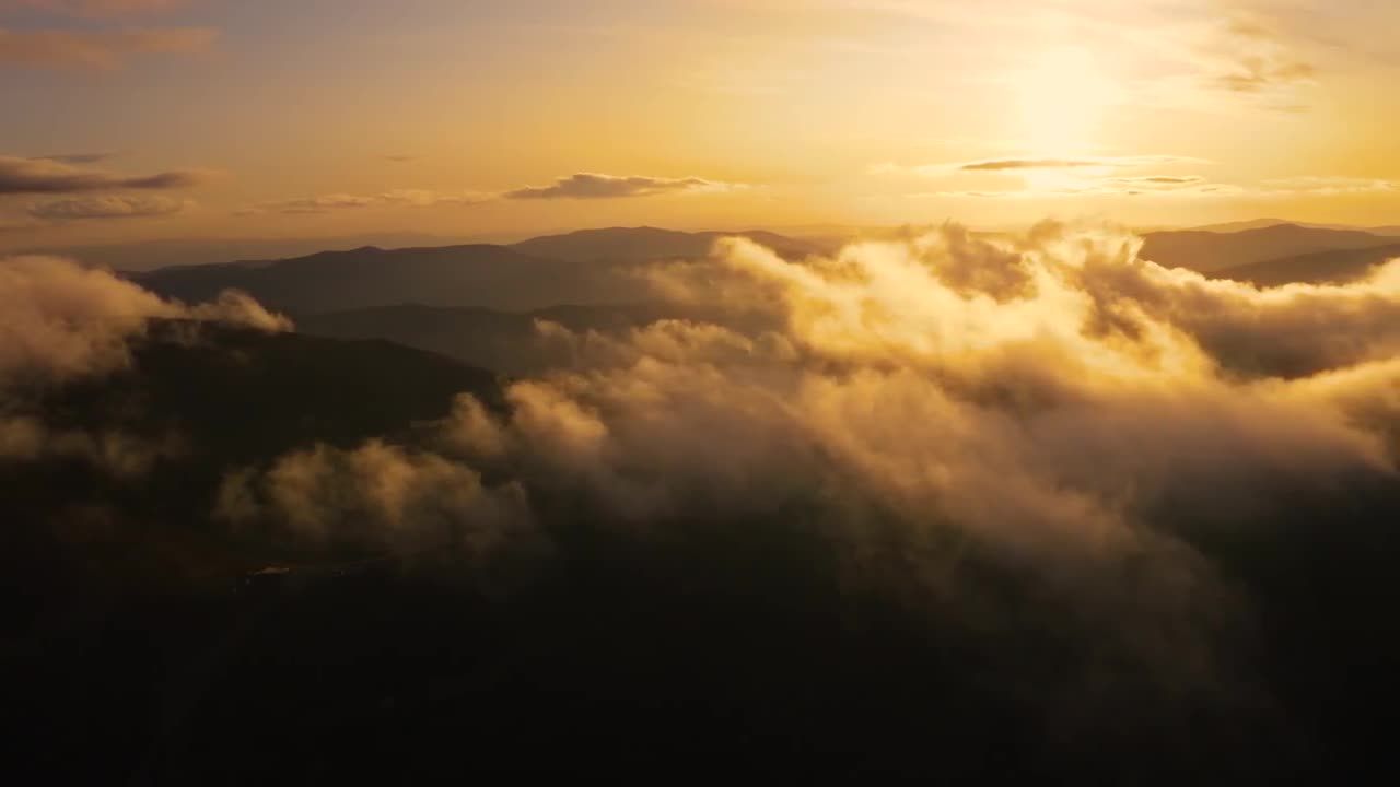 在云端的日落视频素材