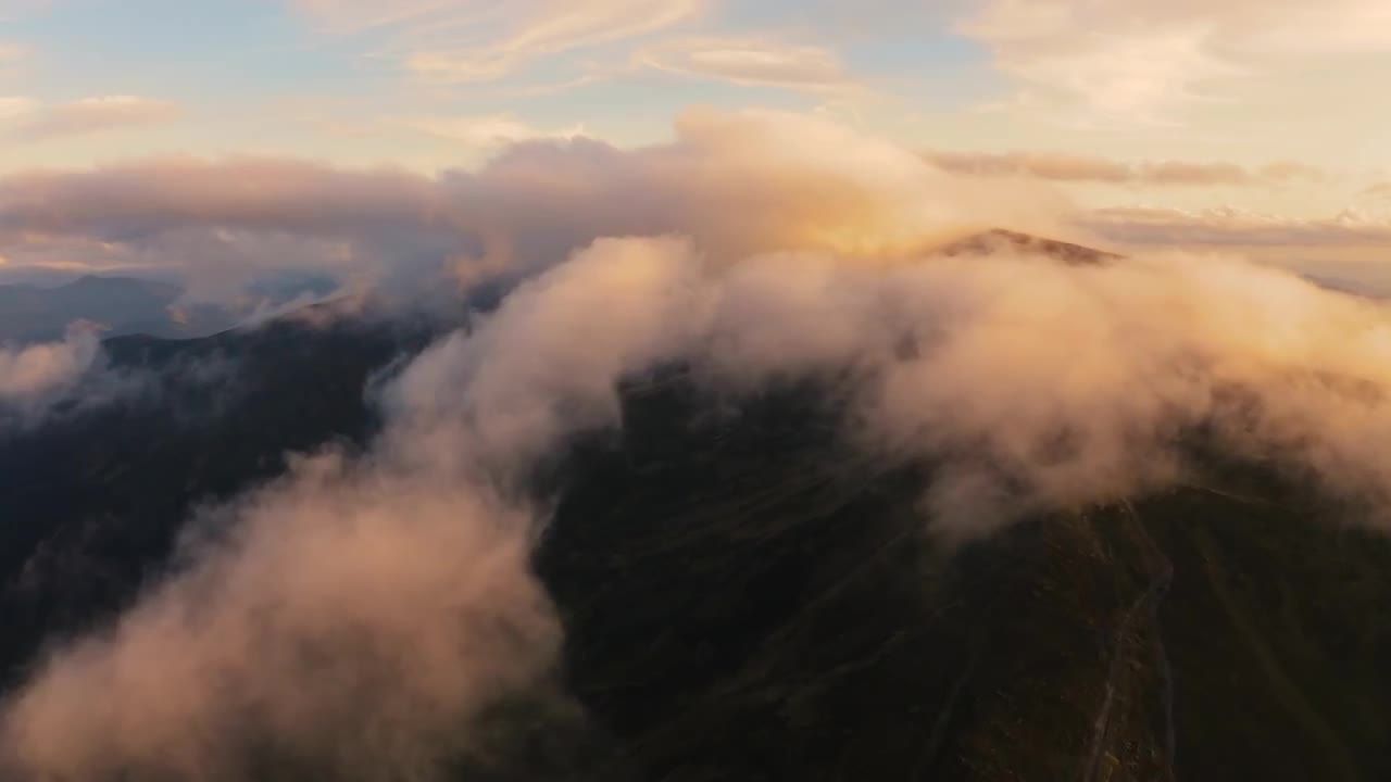 白云覆盖的山脉视频素材