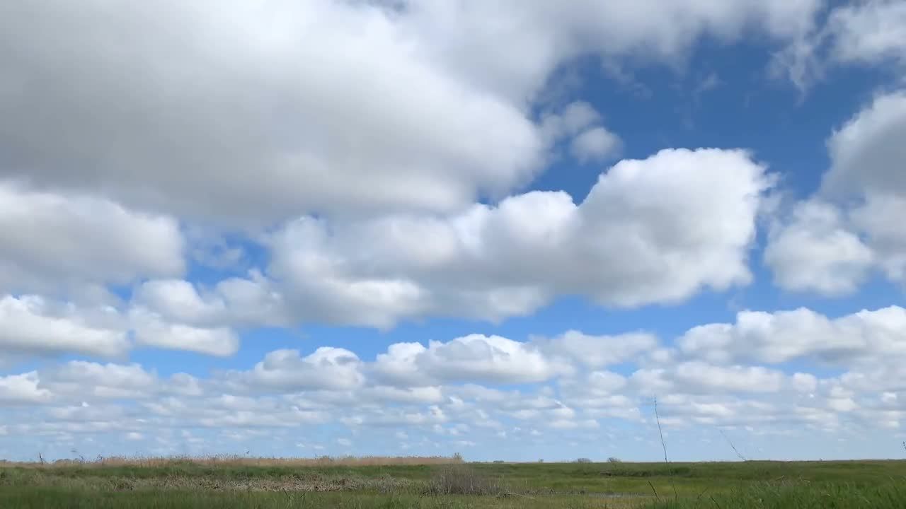 广袤的田野上空滚动的云层视频素材