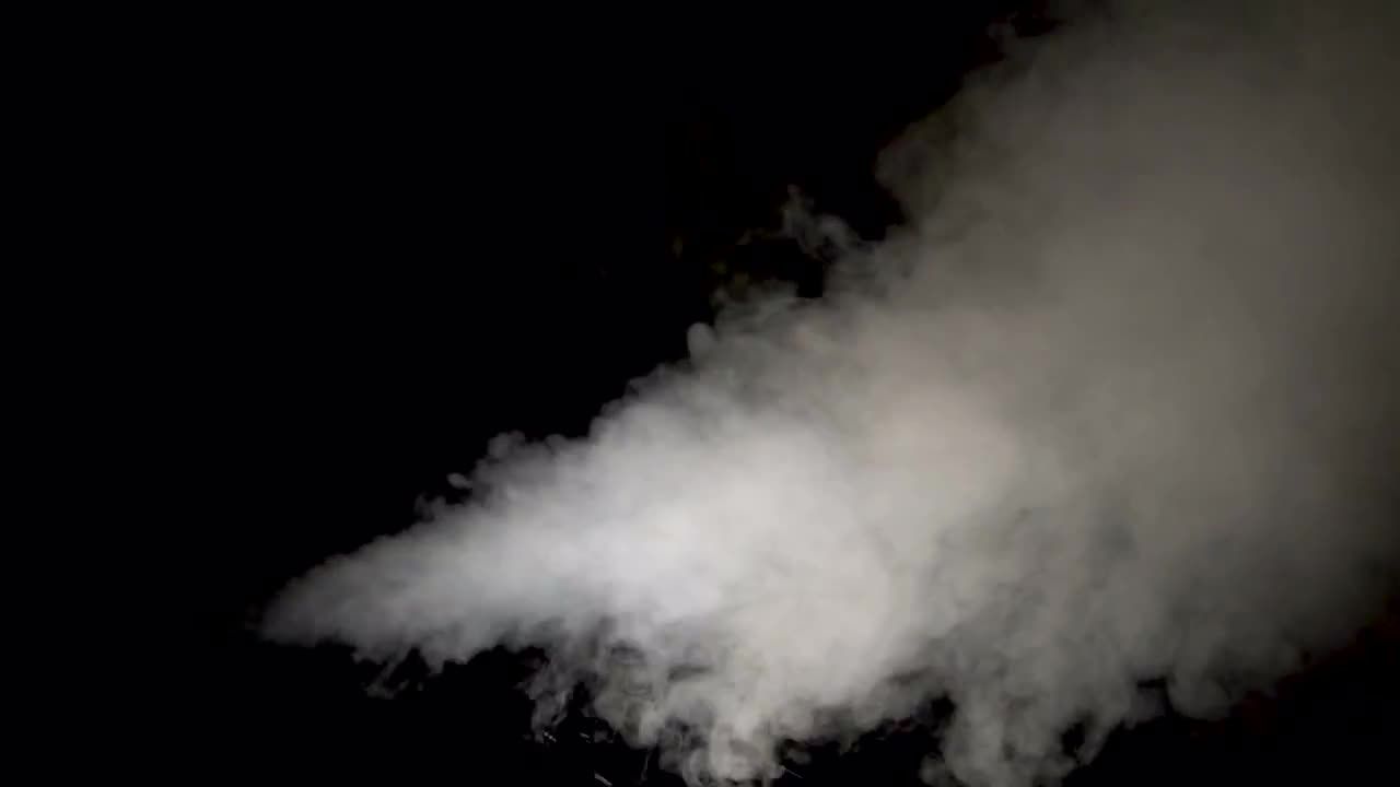 白烟散布黑暗背景烟雾视频素材