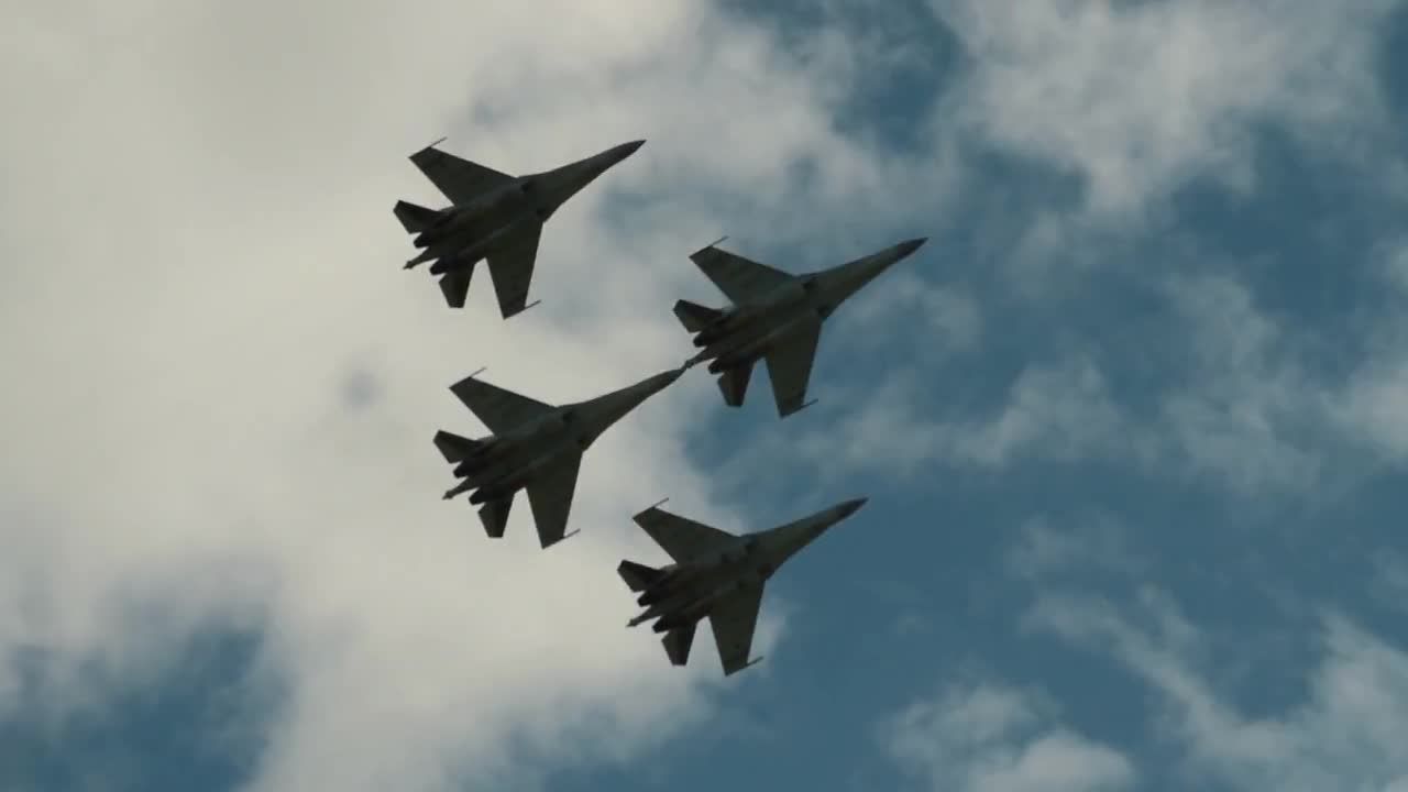 四架喷气战斗机在天空飞过视频