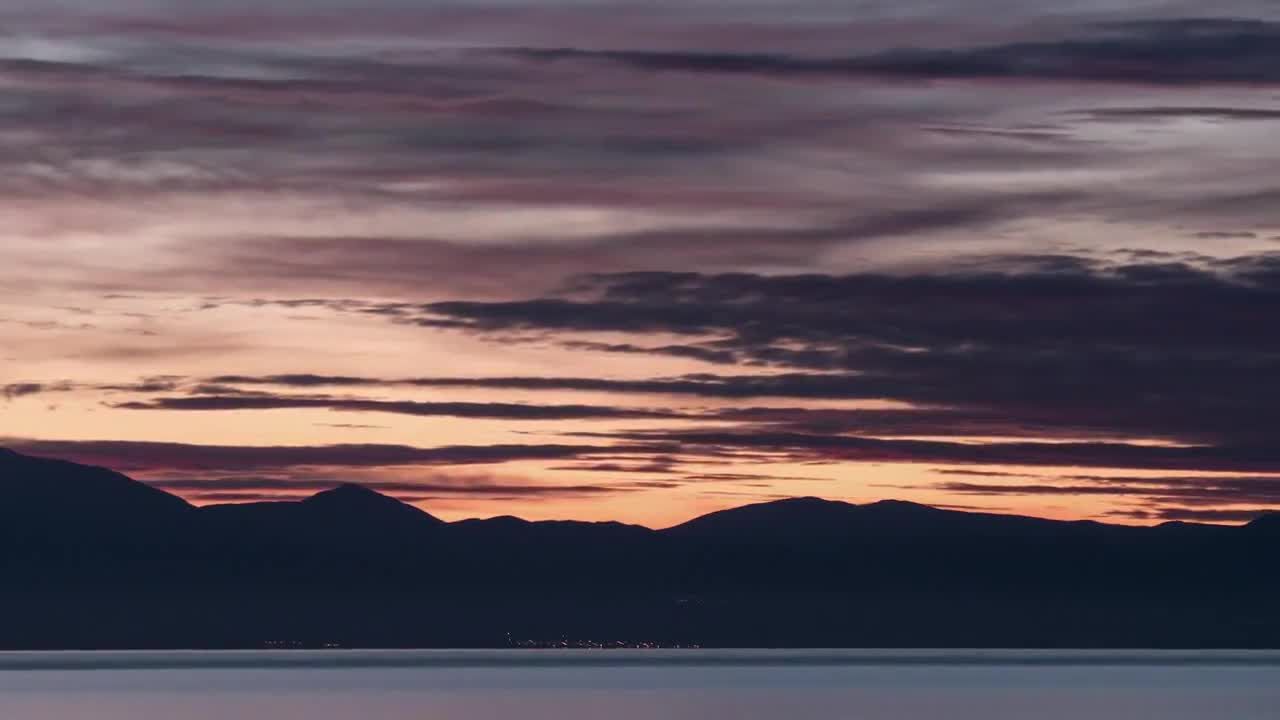 日落时地平线上弥漫的乌云视频素材