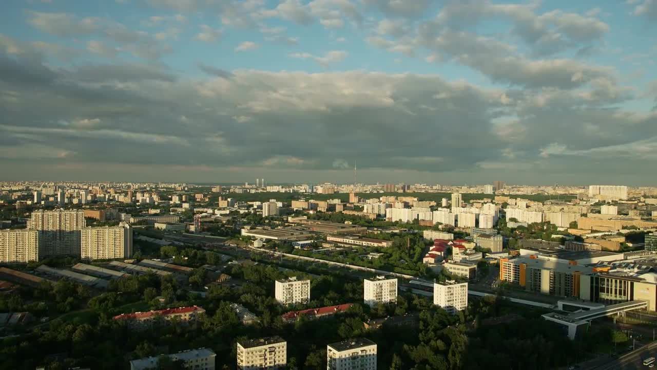 城市上空飘动的云视频素材