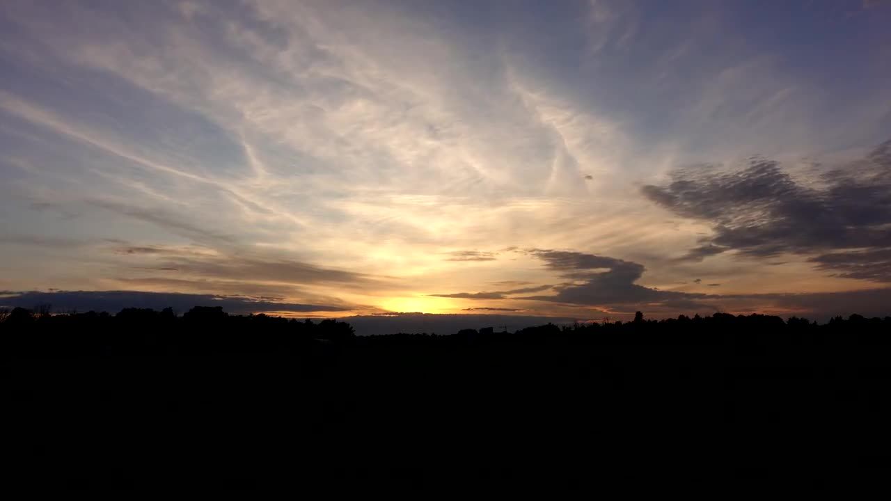 日落时天空飘动的云层视频素材