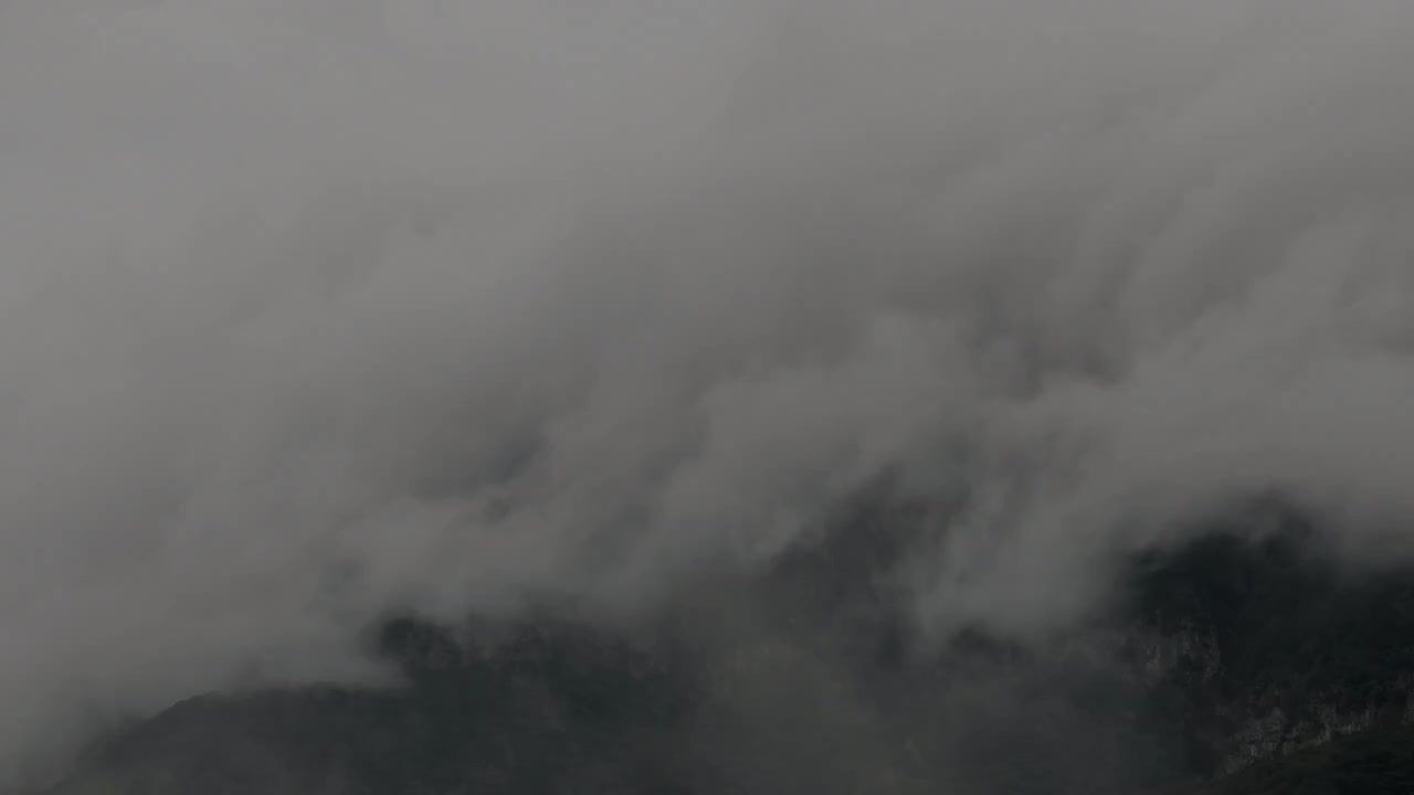 雾霾覆盖高山的拍摄视频