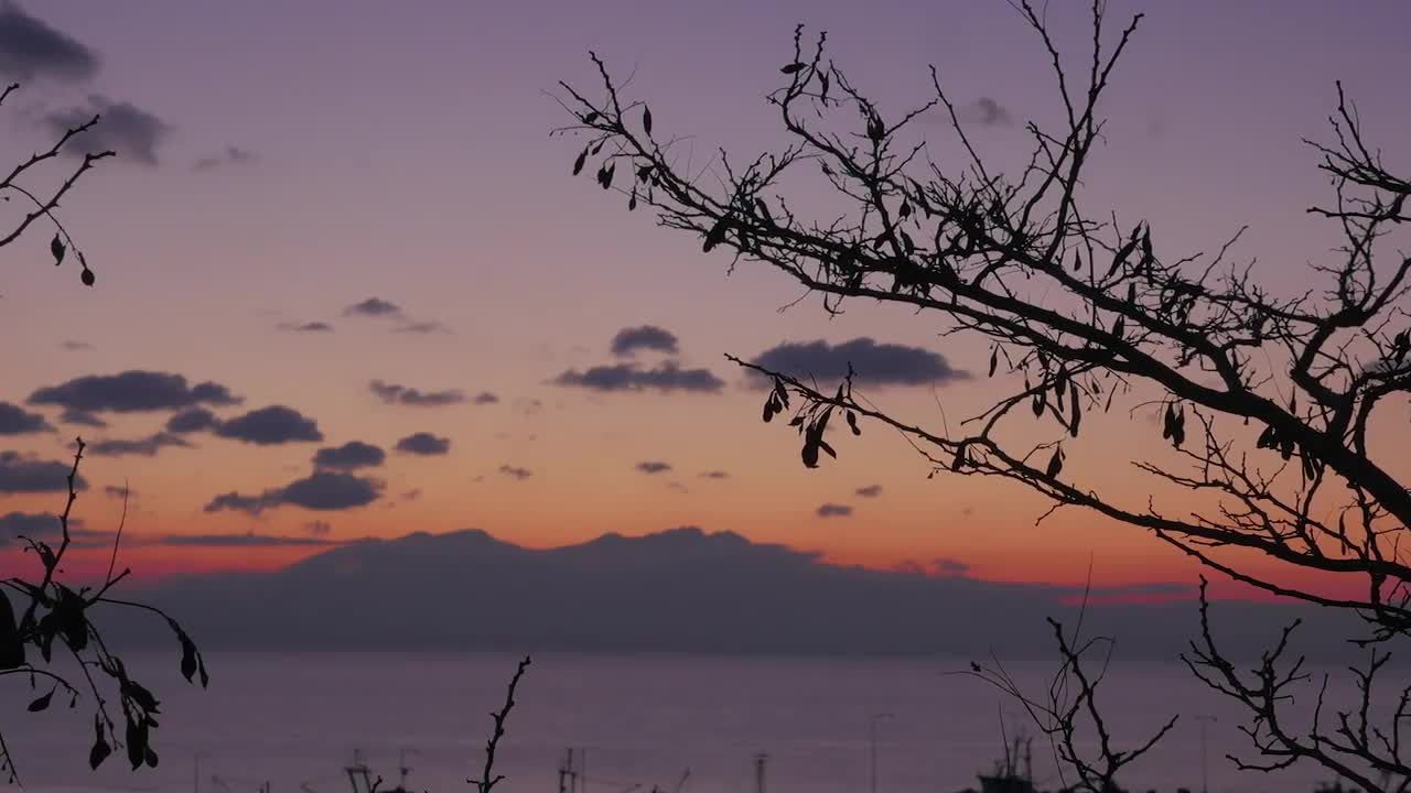 海边日落时分天空中飘动的云层视频素材