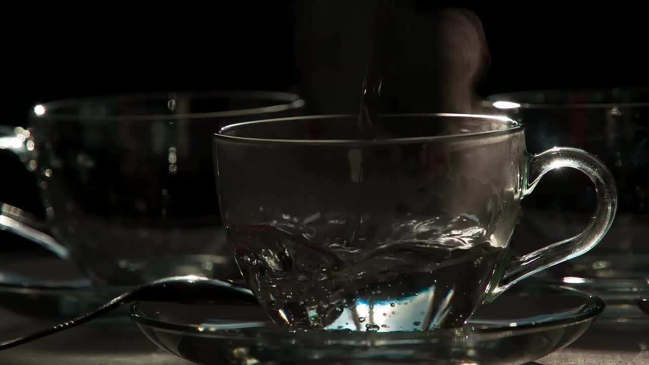透明杯茶上的热流烟雾视频素材