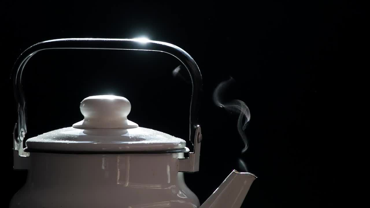 水壶里的蒸汽实拍视频素材