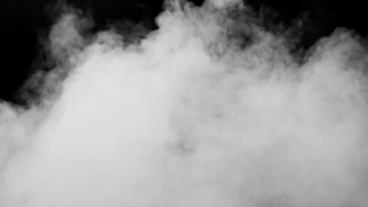 黑色背景下白色烟雾笼罩的实拍视频素材