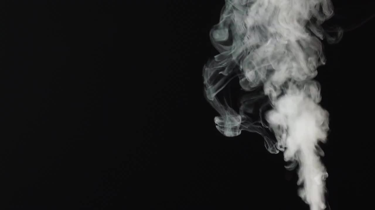 黑色背景下向上升起的白色烟雾视频素材