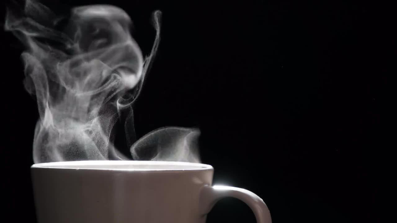热水杯子散发的白色水蒸气视频特效