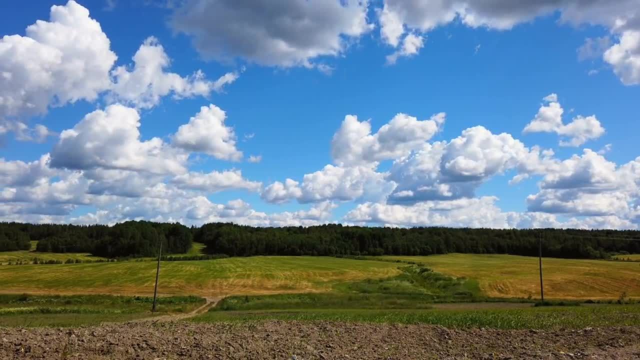 农村绿色草地上的滚动云朵视频素材