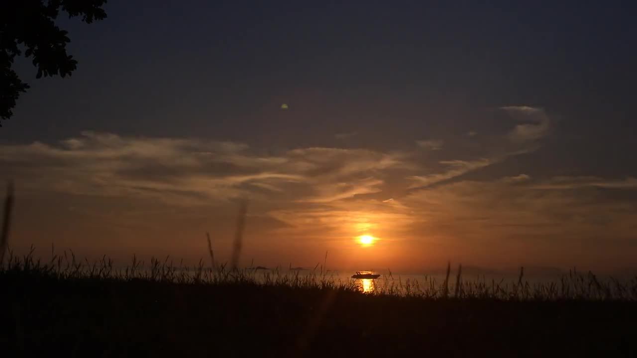 海上日落进入夜幕的视频素材