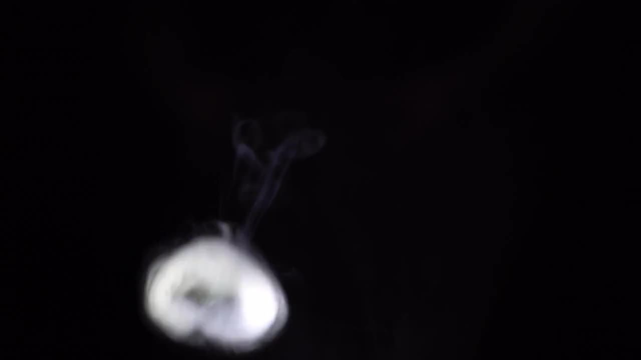 黑色背景上美丽的环状烟圈实拍视频素材