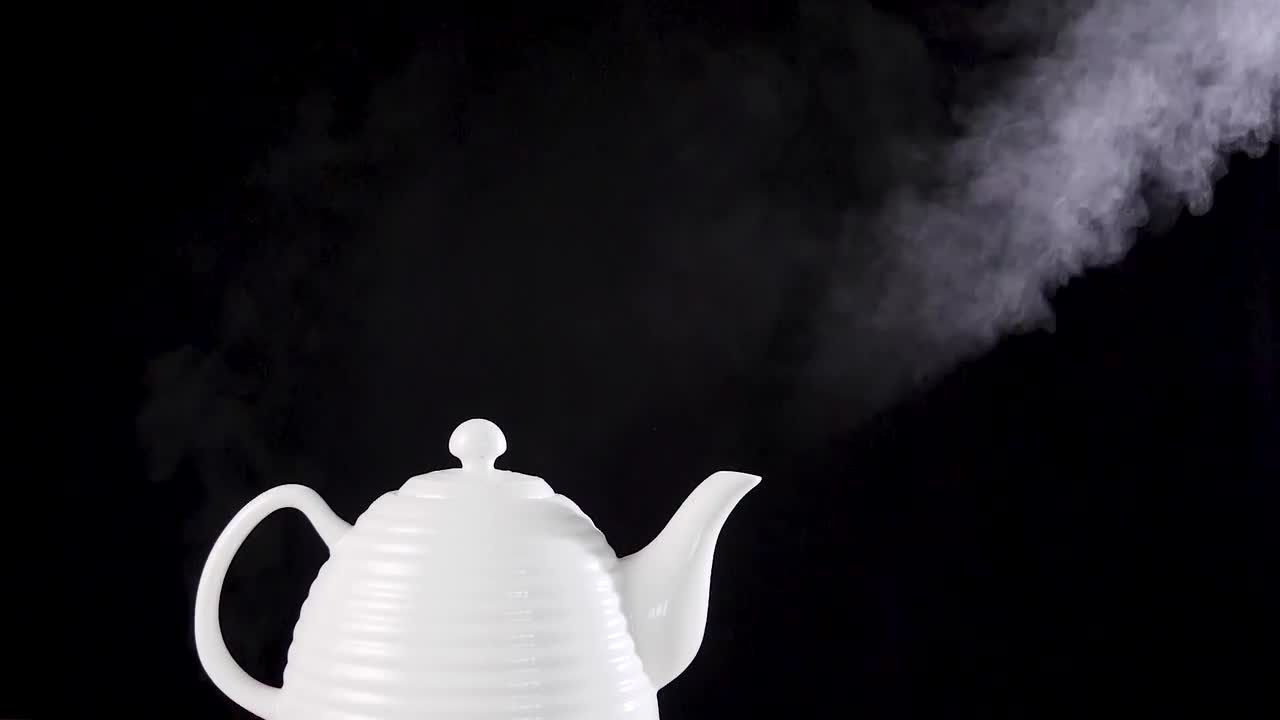 开水茶壶蒸汽烟雾视频素材