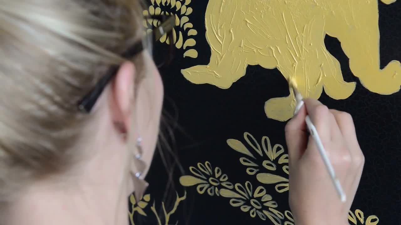 绘画金色的形状实拍视频素材