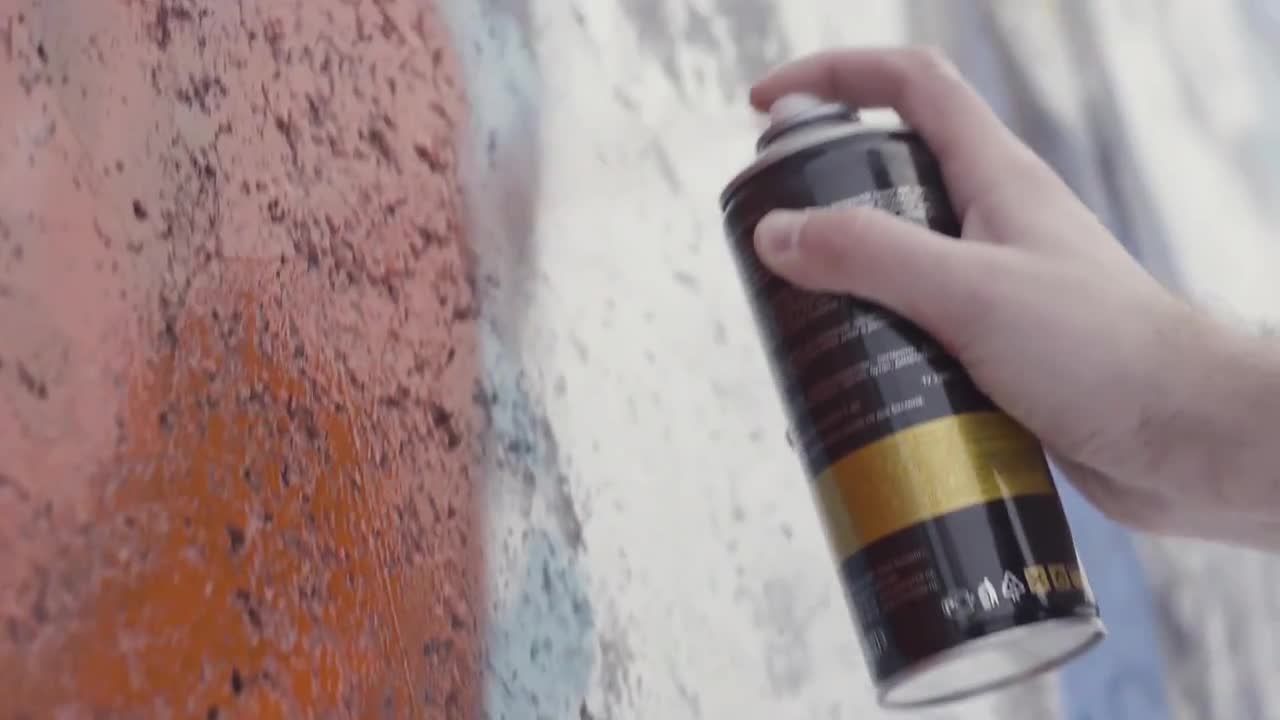 在墙上喷涂油漆视频素材