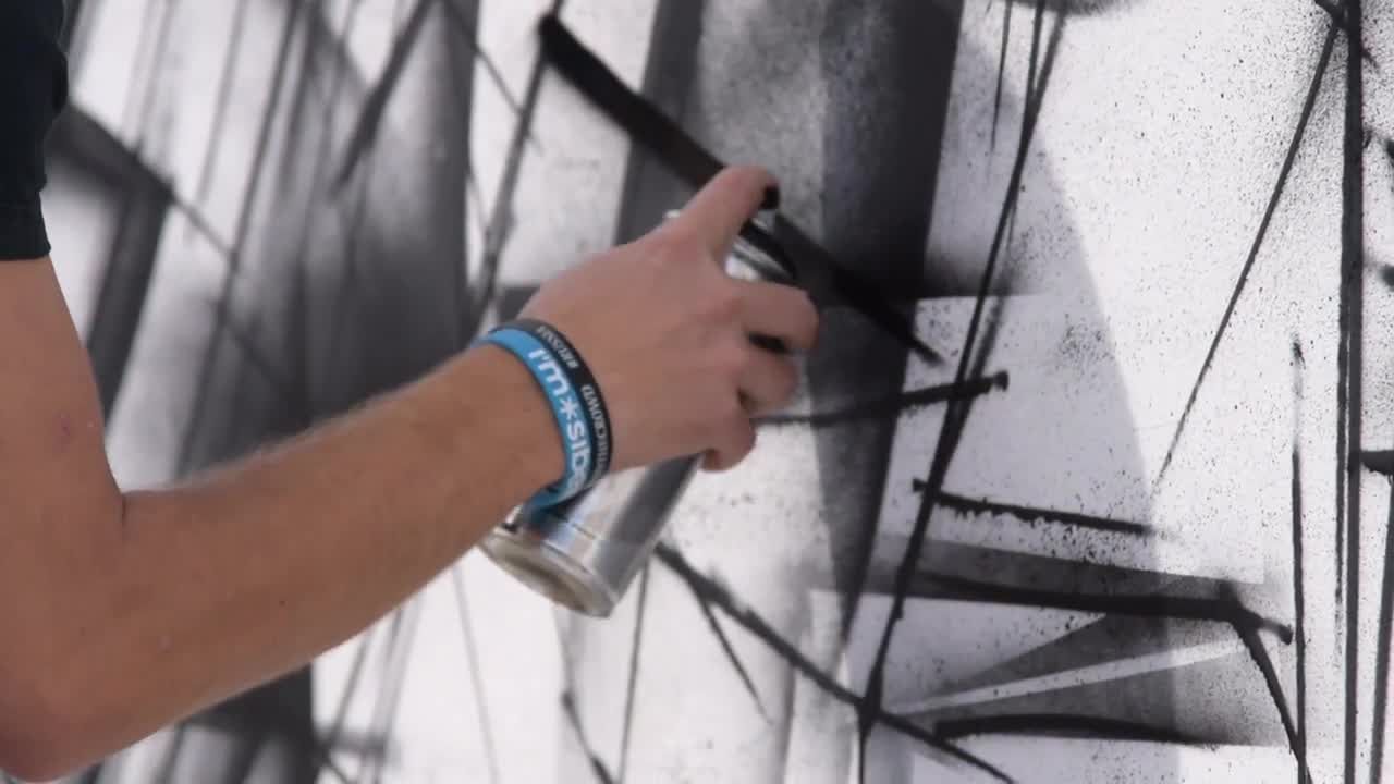 墙上喷绘黑色涂鸦绘画视频素材