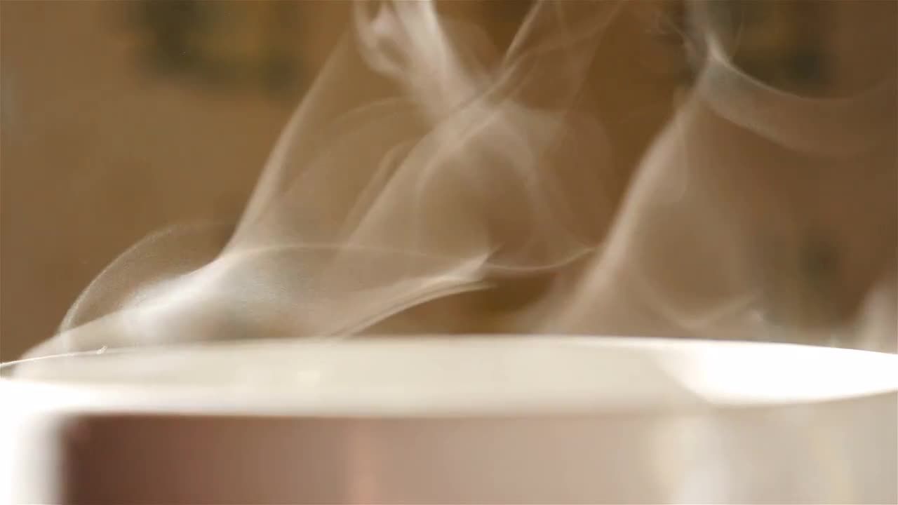 杯子中升腾的热蒸汽实拍视频素材