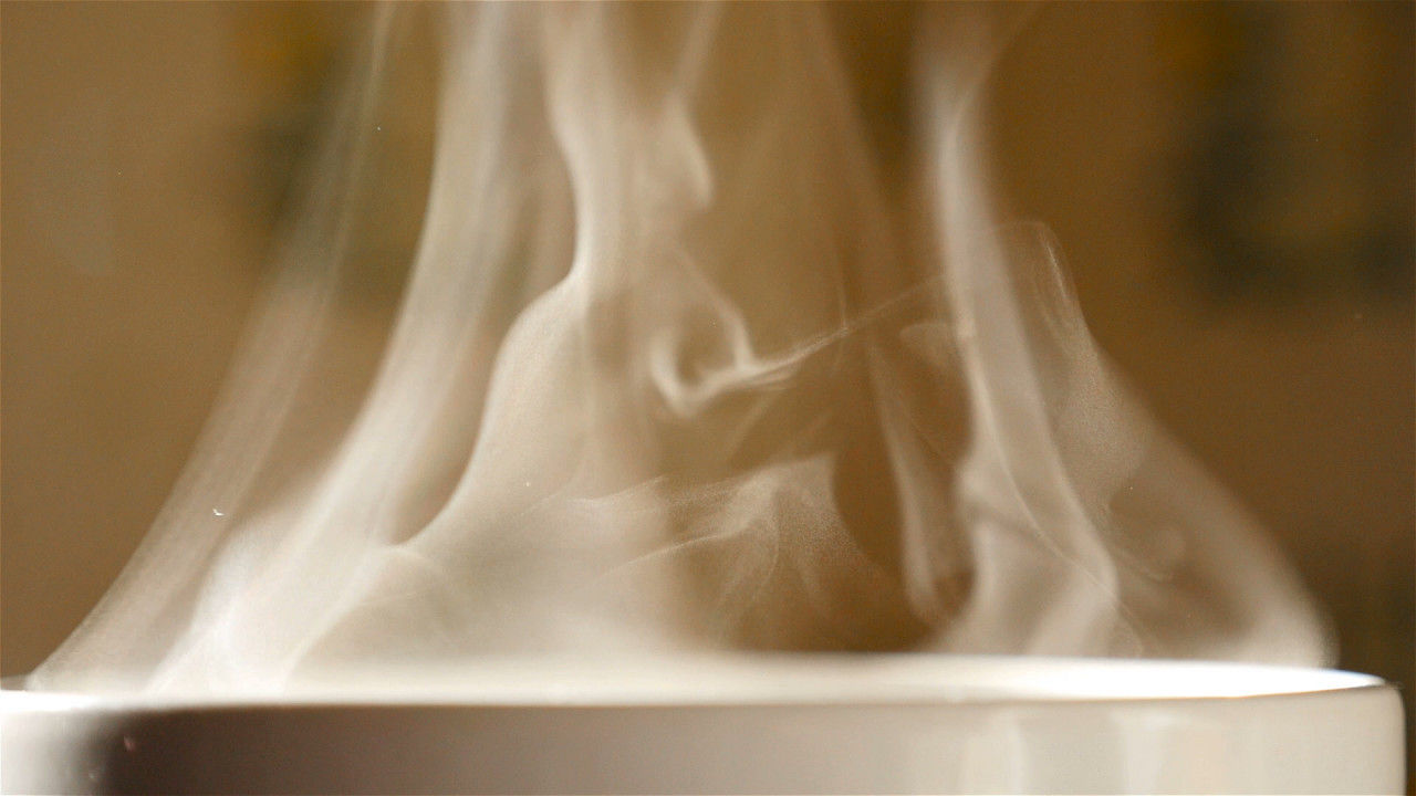 茶杯中的白色蒸汽实拍视频素材