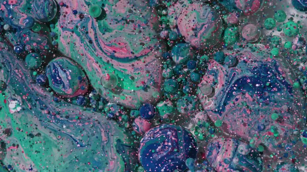 五颜六色的流动的鲜艳的油漆实拍视频素材