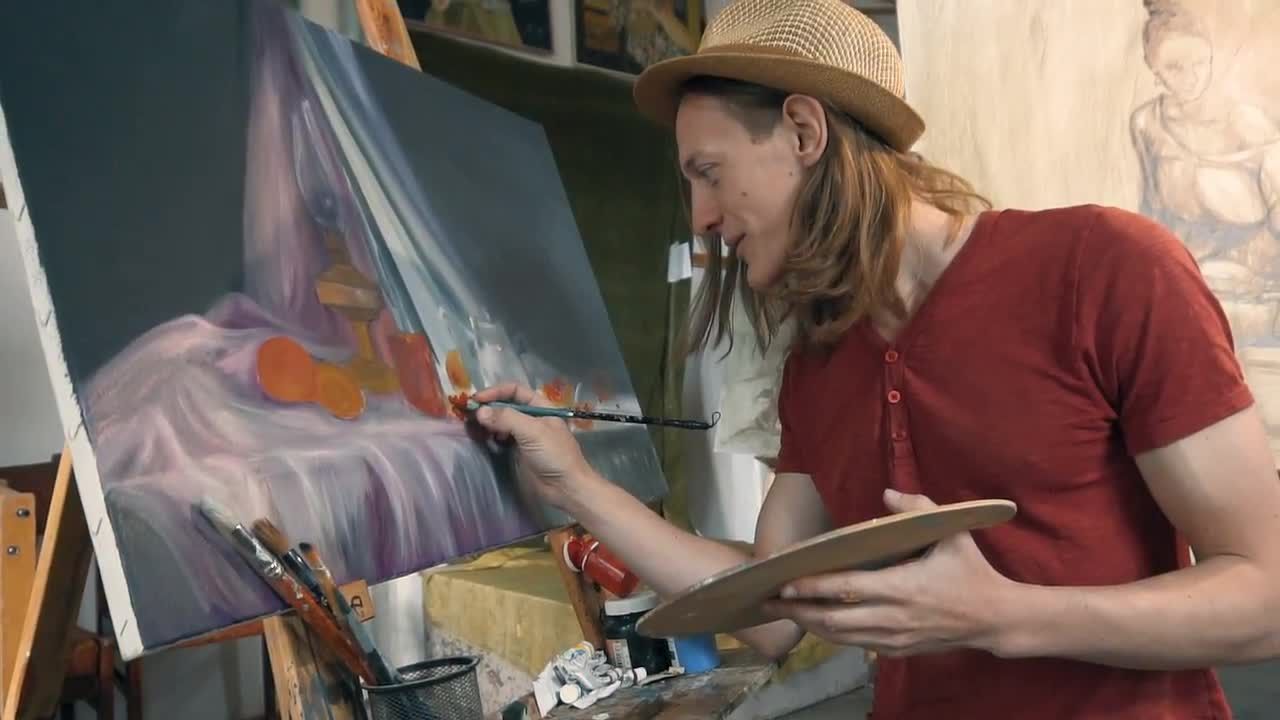 快乐的男性美术画家绘画实拍视频素材