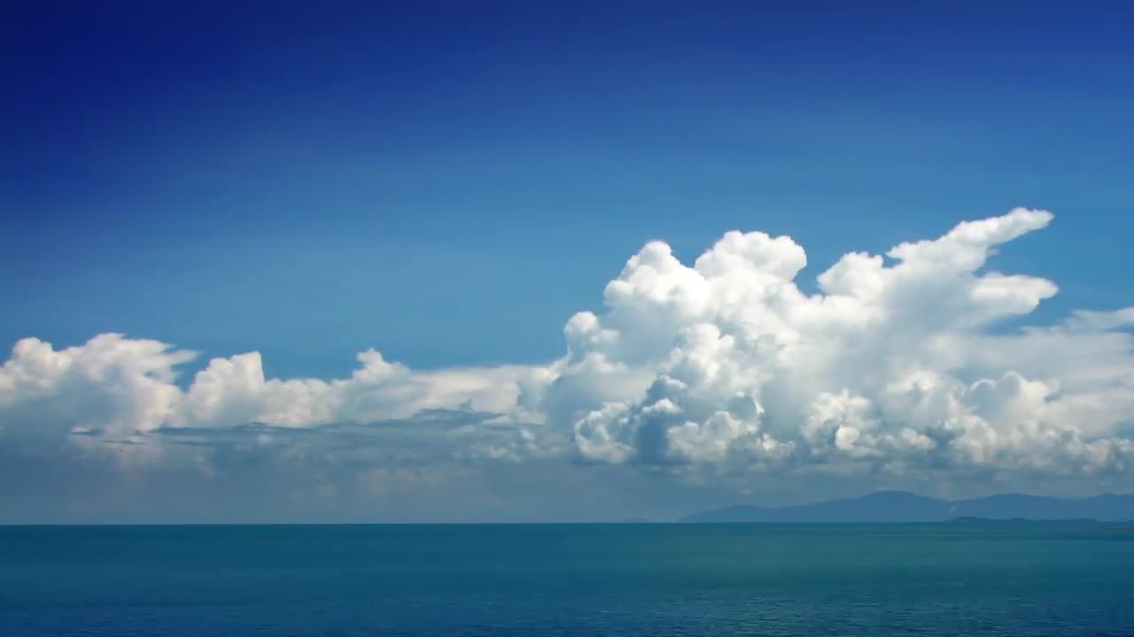 海面上空急剧膨胀的云视频素材