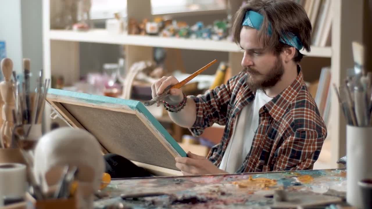 艺术家绘画的明亮视频