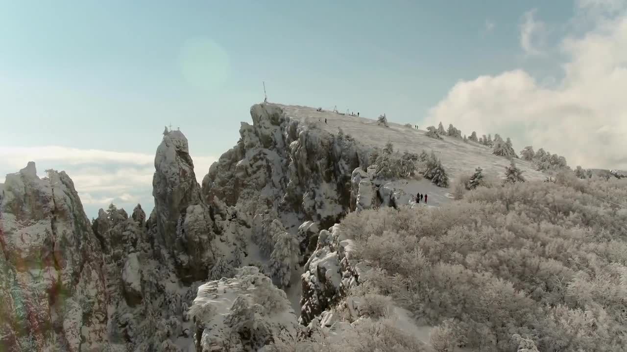 雪山与树木降雪特效视频