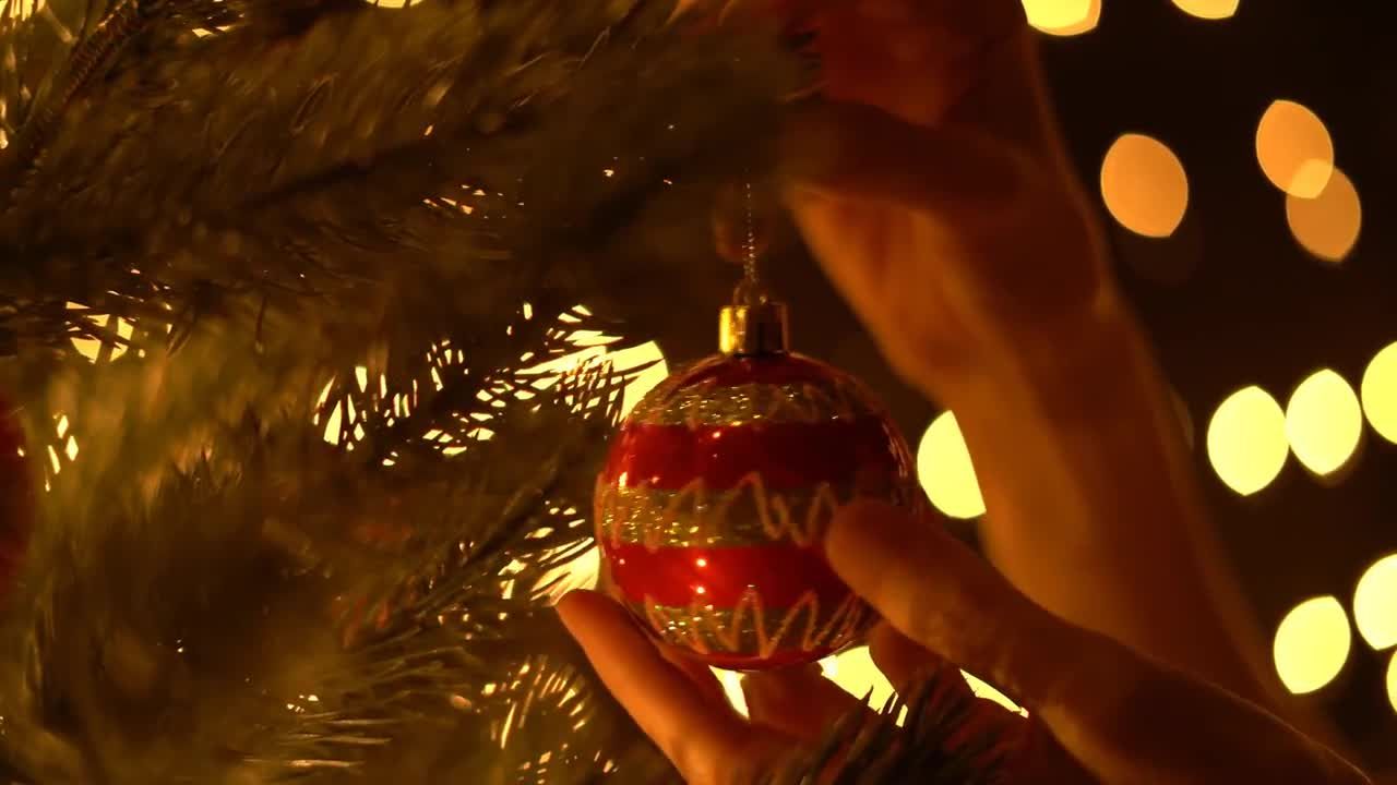 喜庆的冬日装饰圣诞树镜头特效视频