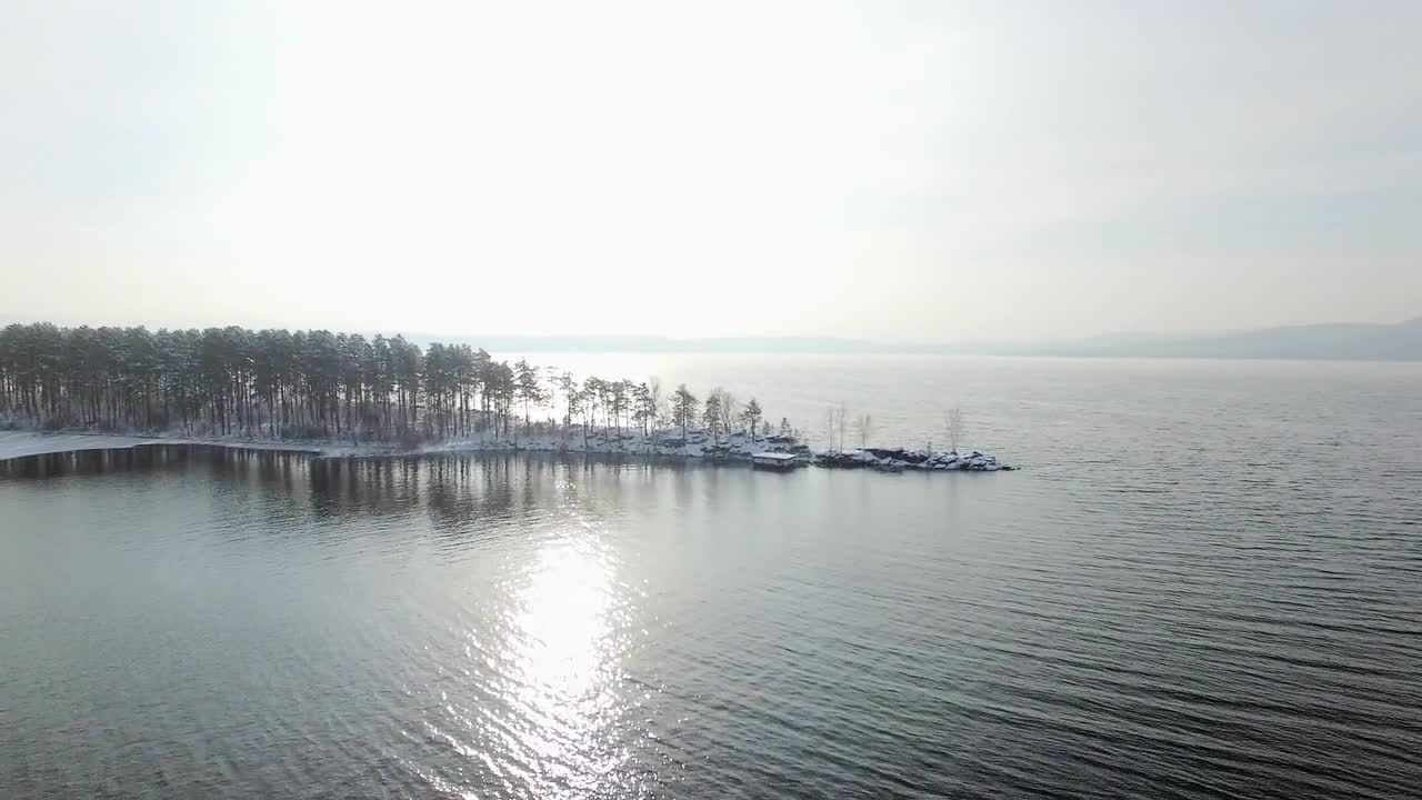 冬季湖空中降雪特效视频