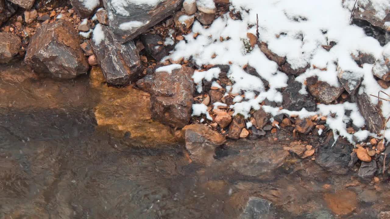 冬天小溪岩石降雪特效视频
