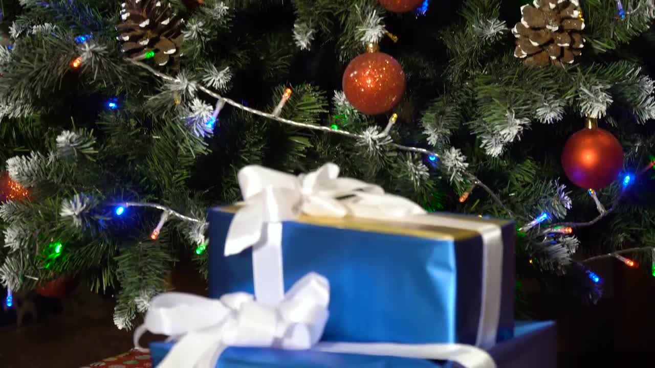 精美的圣诞树装饰特写镜头特效视频