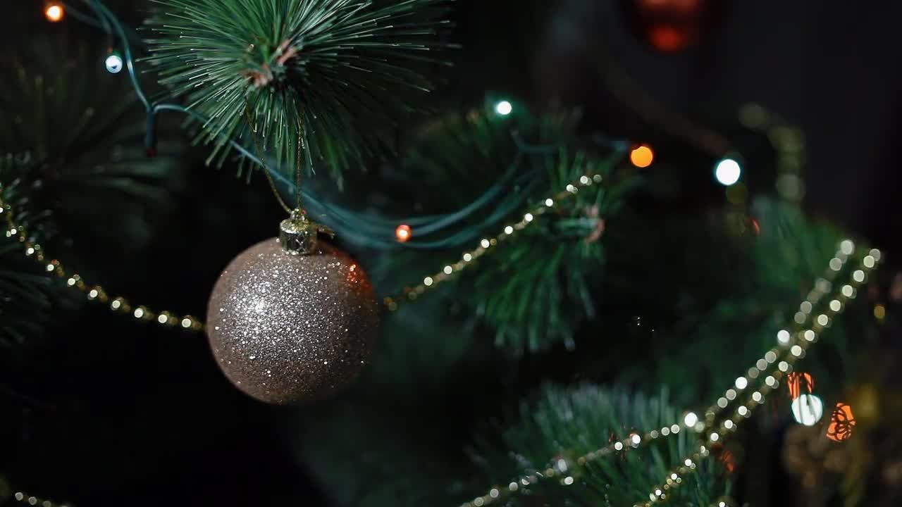 闪闪发光的冬季圣诞节装饰镜头特效视频