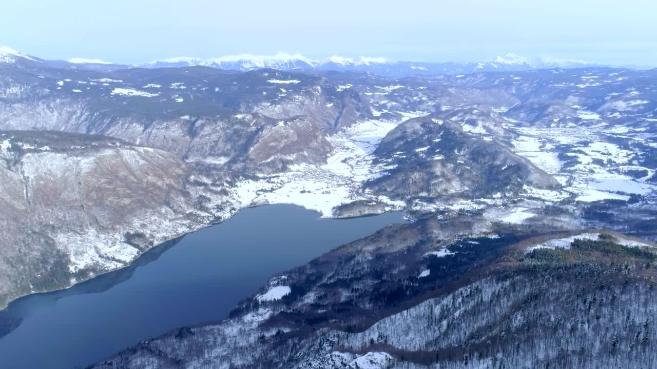 精美的冬季山地雪景无人机画面视频特效