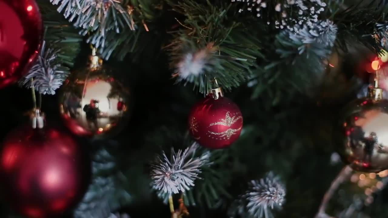 闪亮的圣诞树灯串装饰物特效视频