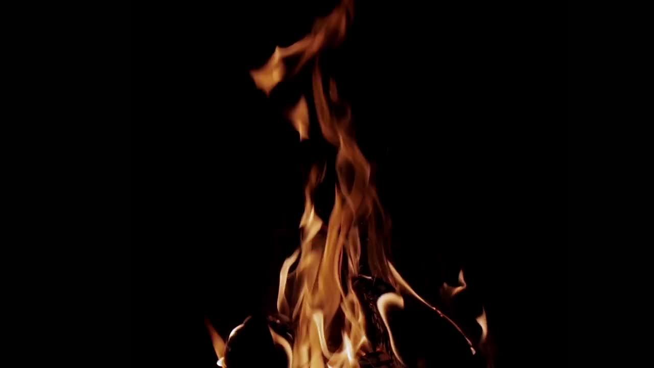 火焰中的橙色火焰和跳动的烟花视频特效素材