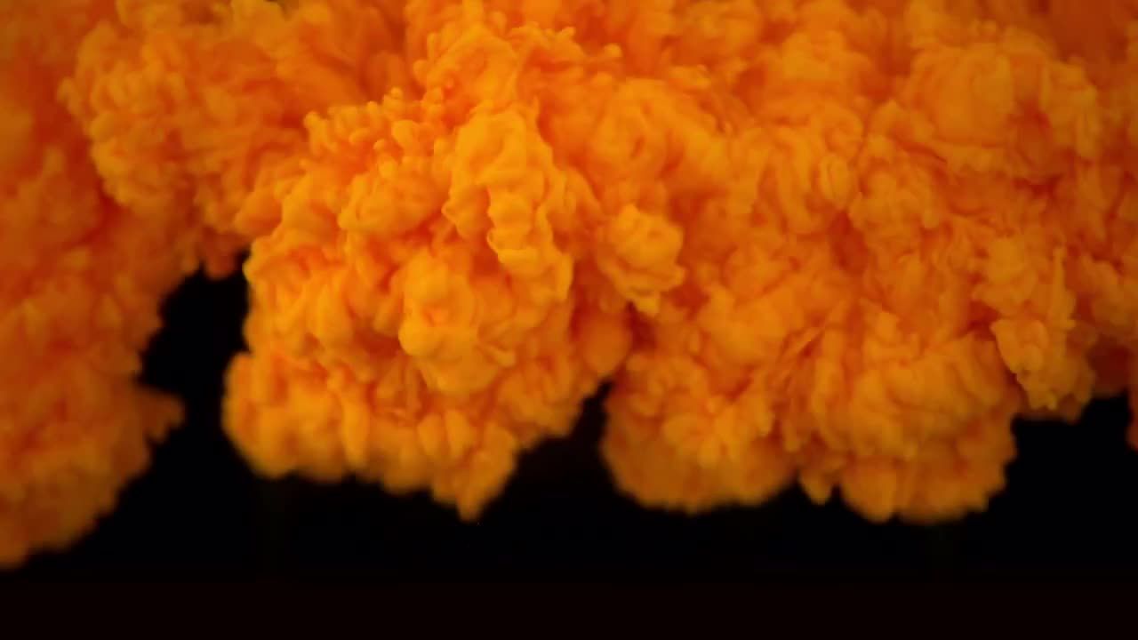 橙色液体倒入水中墨水视频素材
