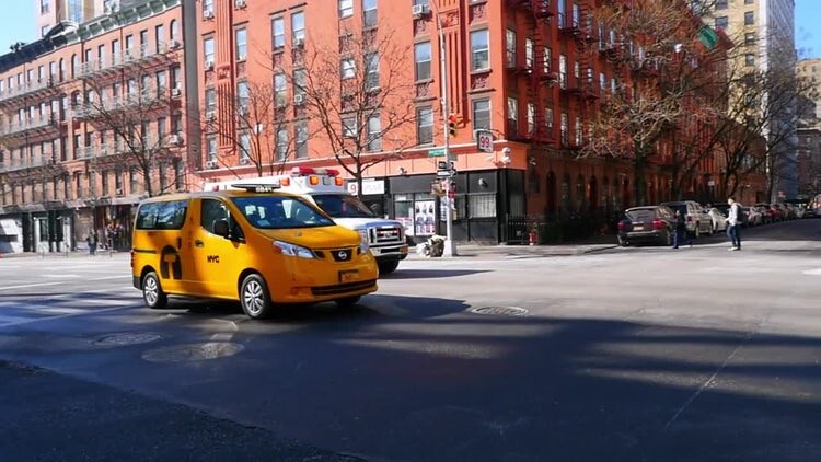 纽约街道开过一辆出租车和一辆救护车视频素材
