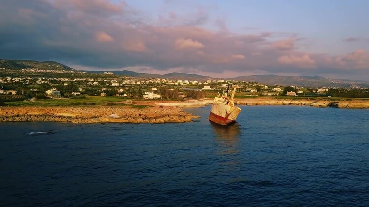 海岸上的旧木船实拍素材