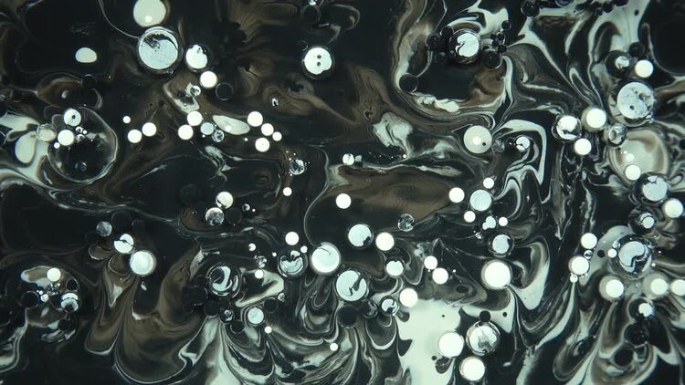 黑色和白色油漆抽象漩涡中混合视频