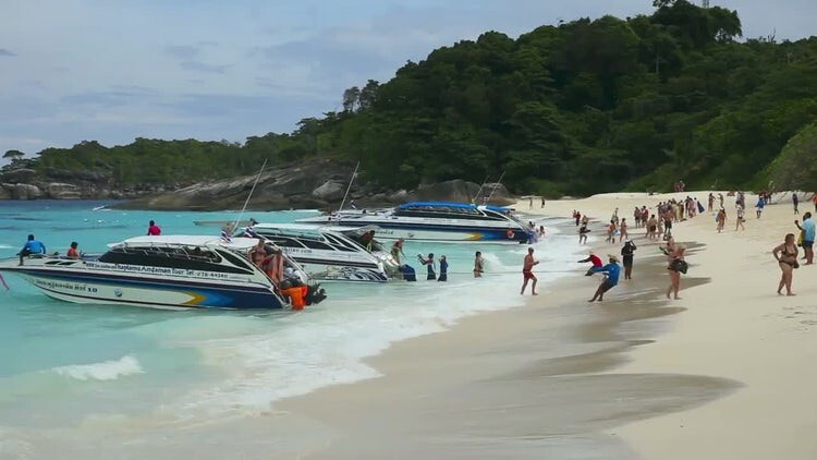 泰国西米兰群岛海滩上停船的人们视频素材