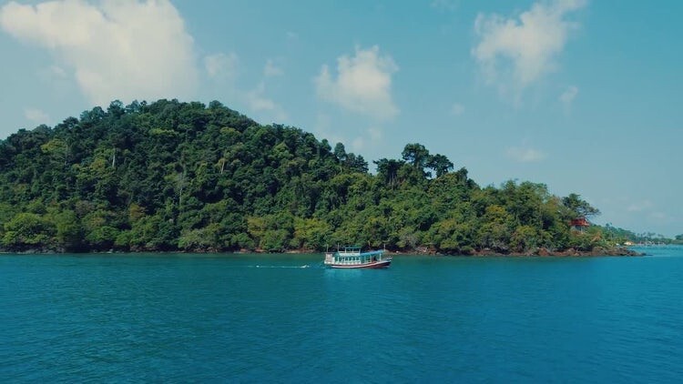 一艘游船驶过泰国的一个小岛视频素材